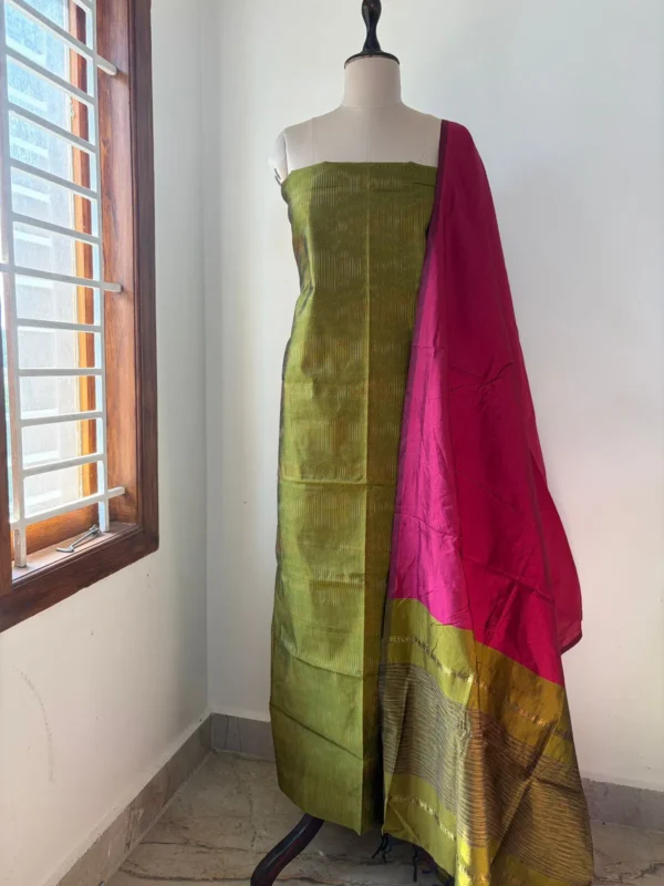 PS 004 - Green with pinkish maroon